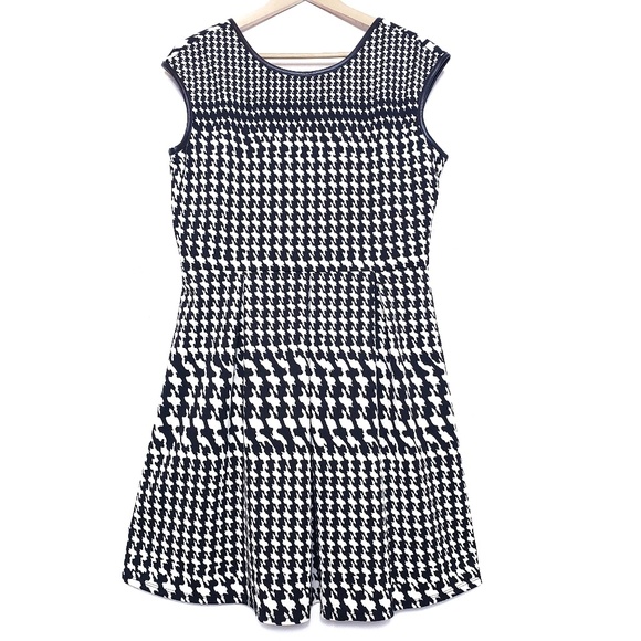 Tiana B. Dresses & Skirts - Tiana B fit & flare midi dress